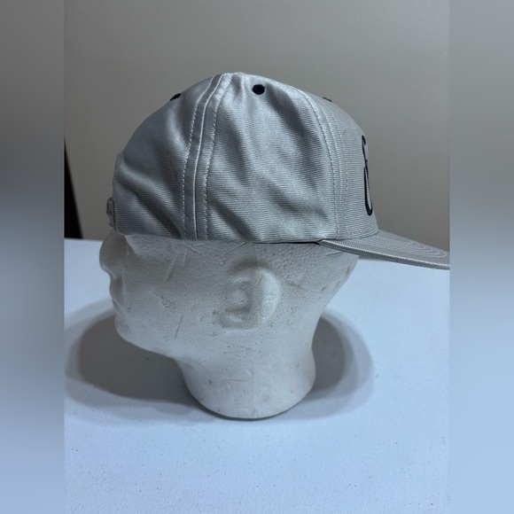 Rare
Supreme Silver Cap 5 Panel Metallic Logo Streetwear - Picture 7 of 13